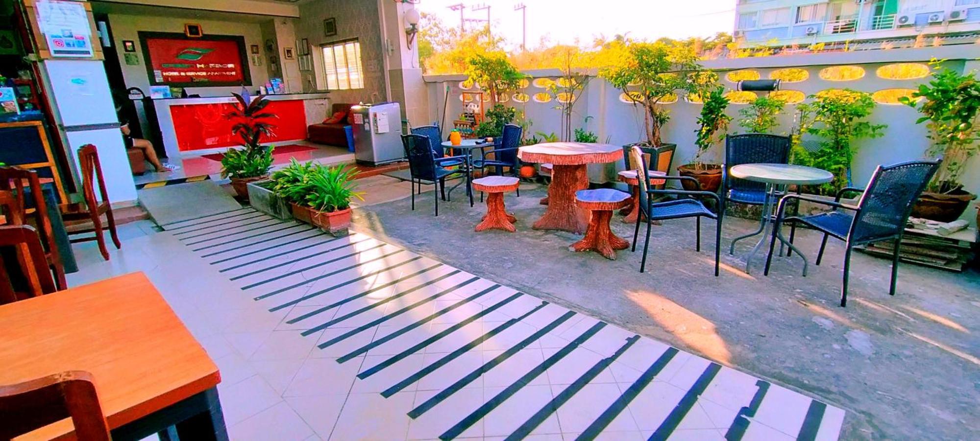 Green Harbor Hotel & Service Apartment Patong Exterior foto